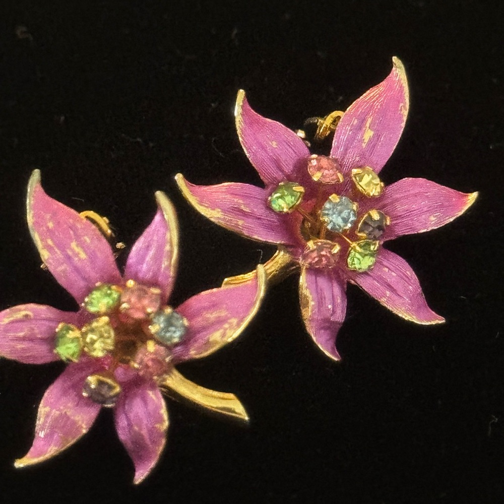 Lisa Brooch/Earring Set (Clip)
Vintage - Picture 2 of 9